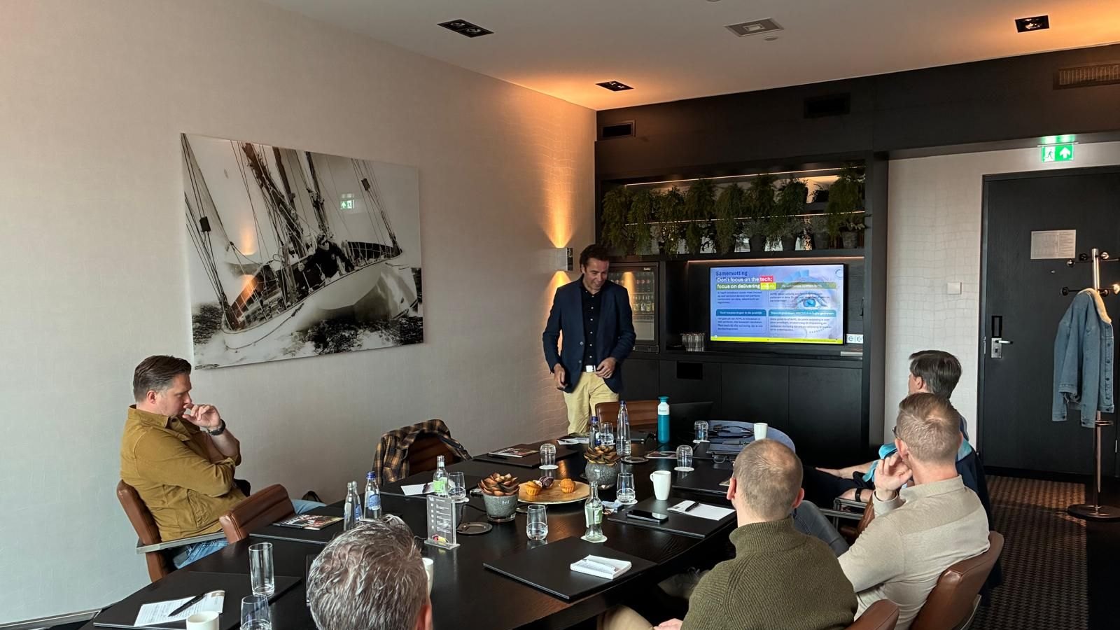 Marco Heida tijdens een sessie met een managementteam.