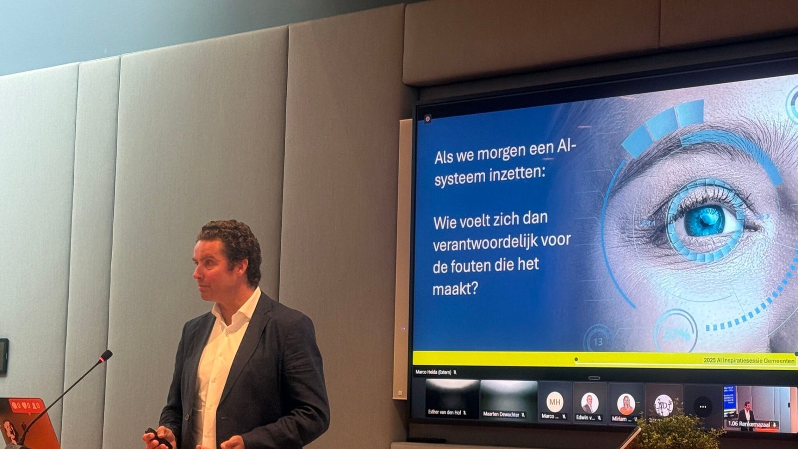 Marco Heida tijdens een keynote, met op het scherm de vraag wie zich verantwoordelijk voelt voor de fouten die een AI-systeem maakt.