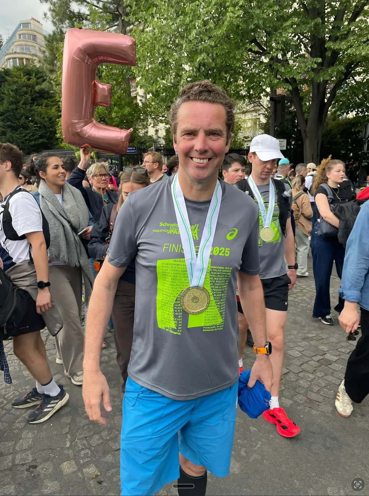 Marco Heida met finishmedaille na de marathon van Parijs.