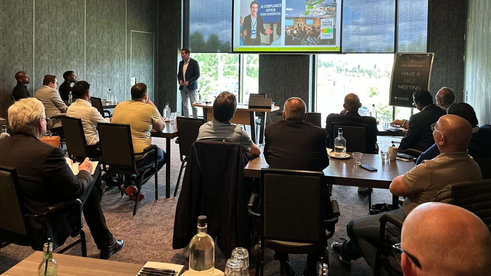 Publiek tijdens een sessie over AI-governance.