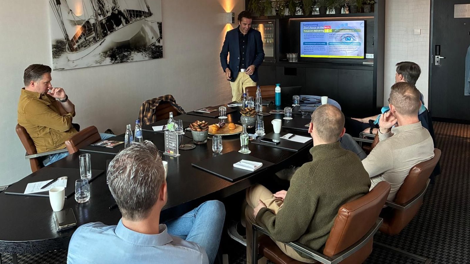 Deelnemers aan een AI-Regie Sessie rond de tafel.